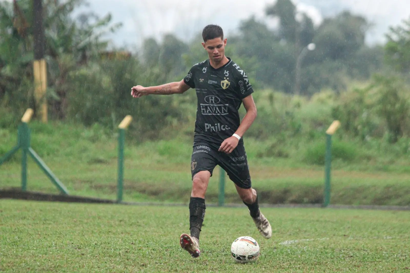 Zagueiro de 17 anos &eacute; relacionado pela primeira vez