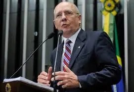 Senador catarinense está entre os mais faltosos