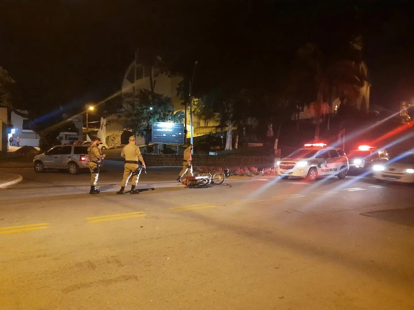 Colis&atilde;o entre carro e moto deixa homem ferido, no bairro Santa Terezinha
