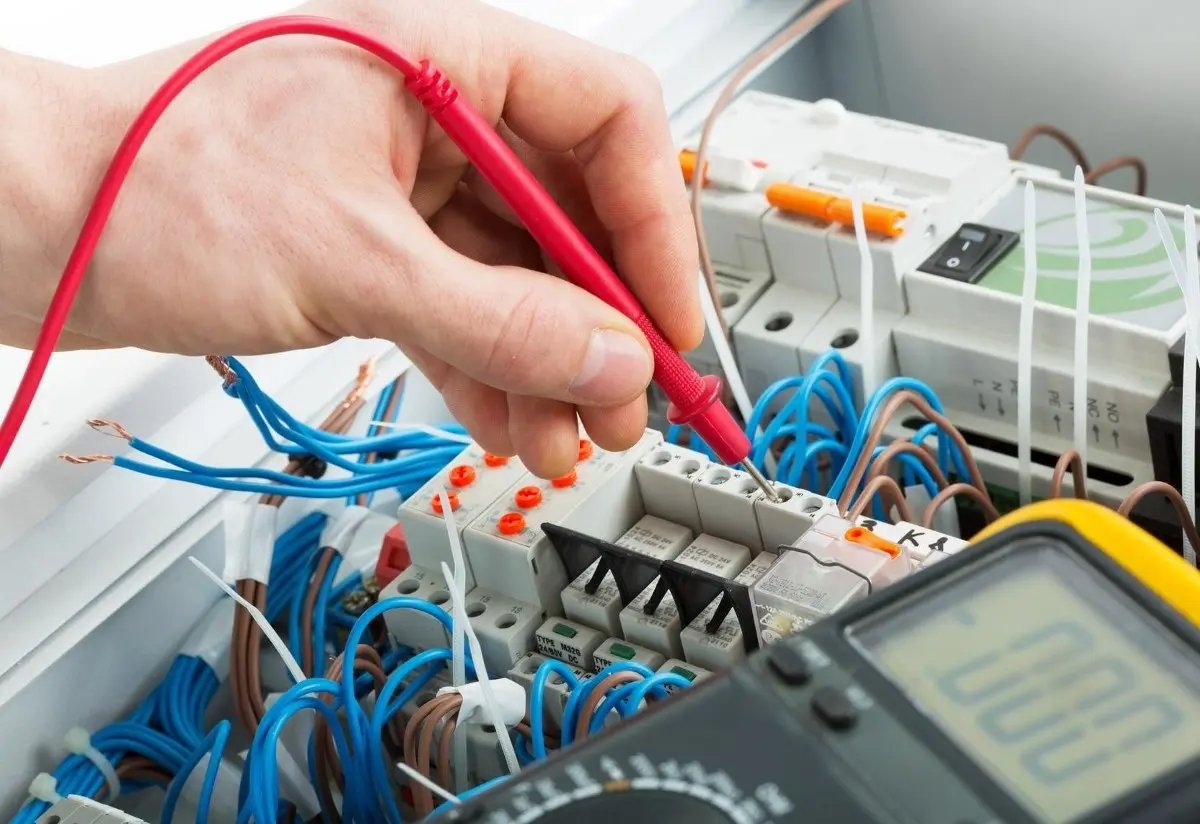 Parceria oferece curso de eletricista predial e automação
