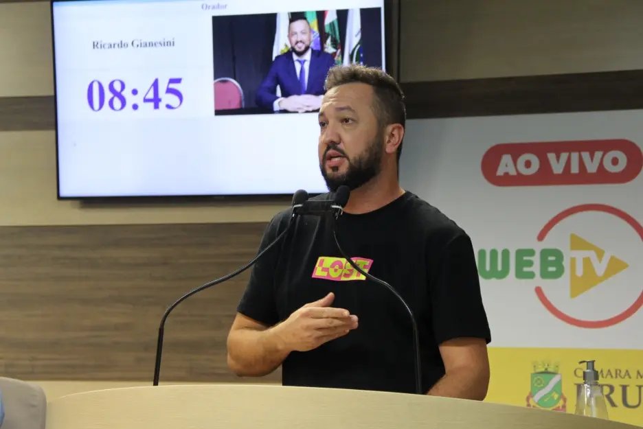 Vereador prop&otilde;e instala&ccedil;&atilde;o de sistema de energia solar em &oacute;rg&atilde;os e entidades p&uacute;blicas municipais
