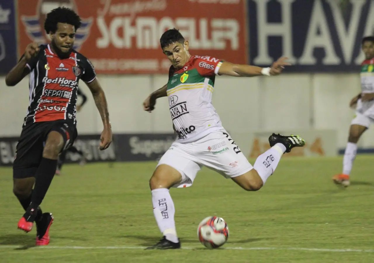 Em jogo equilibrado, Brusque joga melhor, vence e avan&ccedil;a para as semifinais