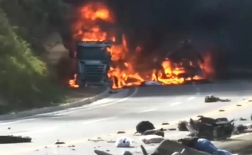 Onze mortos e trê feridos na explosão de ônibus