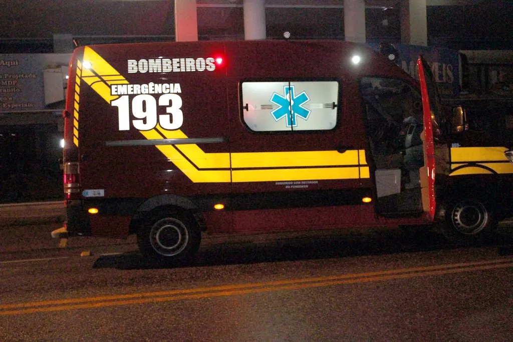 Carro desgovernado bate em poste no Limeira, mas motorista não se fere