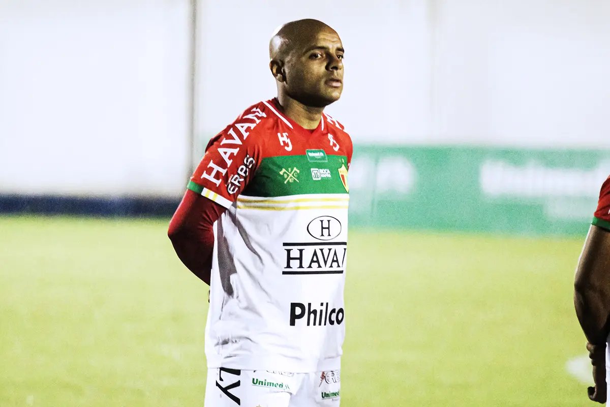 Claudinho renova contrato com o Brusque