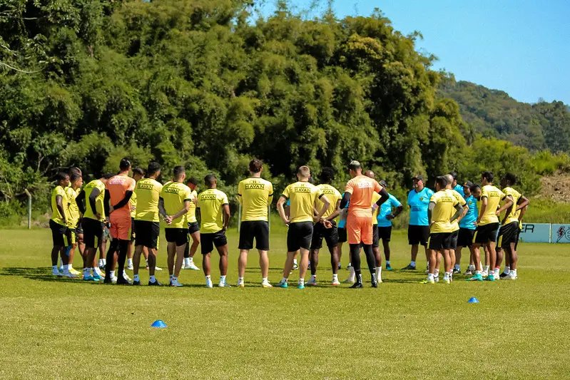 Sexta-feira foi de treino para o elenco do Brusque