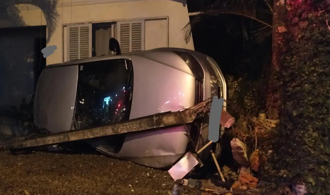 homem fica ferido ap&oacute;s carro colidir contra poste e capotar, em Guabiruba