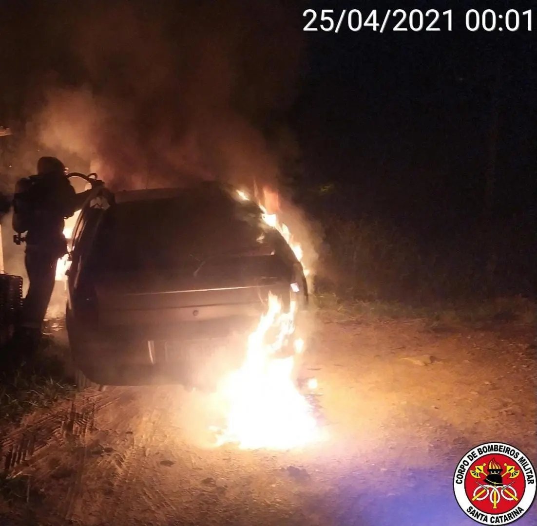 Ve&iacute;culo fica destru&iacute;do ap&oacute;s pegar fogo na rua Edgar Von Buettner