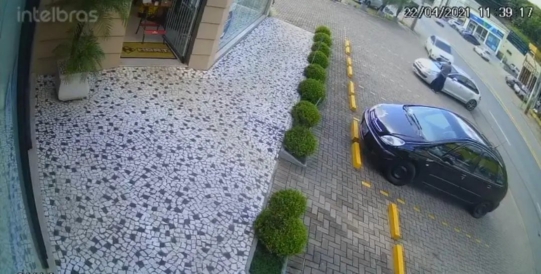 (V&iacute;deo) Carro atinge outro veiculo estacionado, e atropela pedestre 