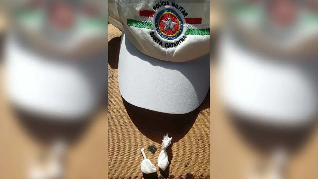 Pol&iacute;cia rodovi&aacute;ria prende motorista em carro de Brusque e com drogas