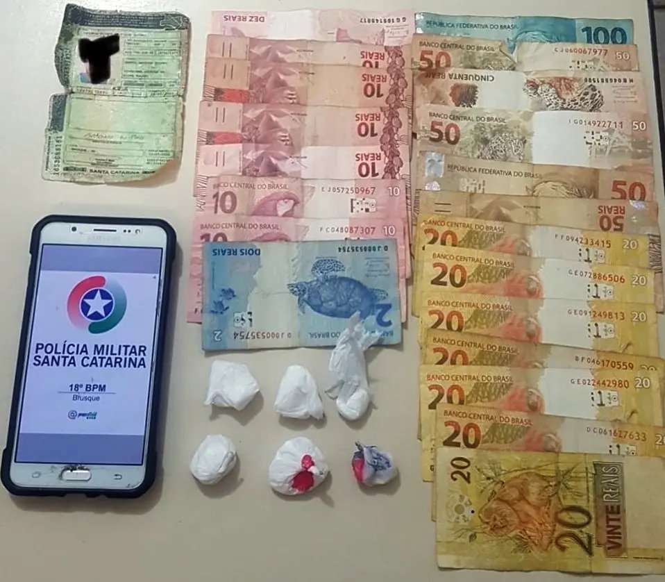 Homem &eacute; preso por tr&aacute;fico no bairro Azambuja