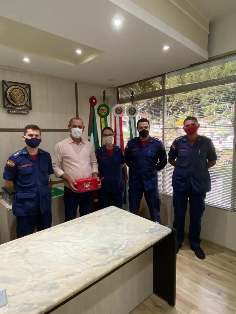 Prefeito de Botuver&aacute; recebe visita de representantes dos Bombeiros