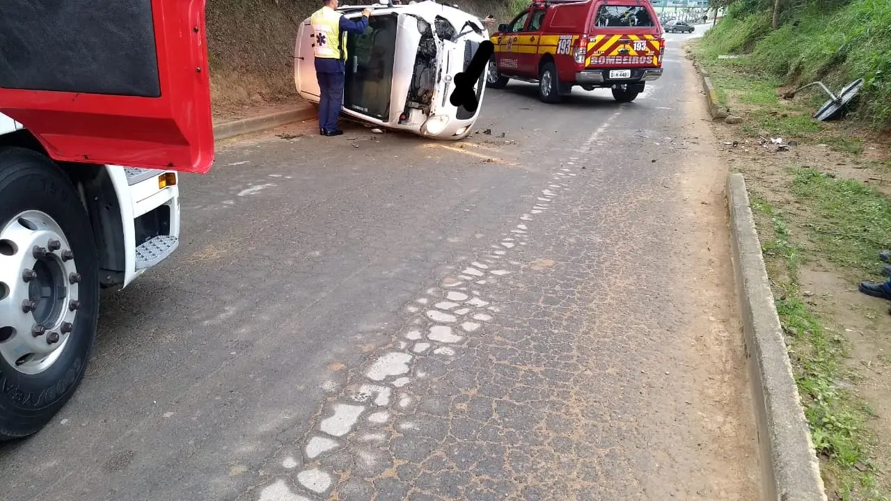 Choque entre carros deixa duas pessoas feridas