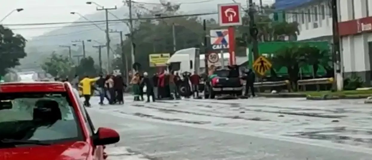 Bandidos assaltam e atiram dentro de ag&ecirc;ncia banc&aacute;ria