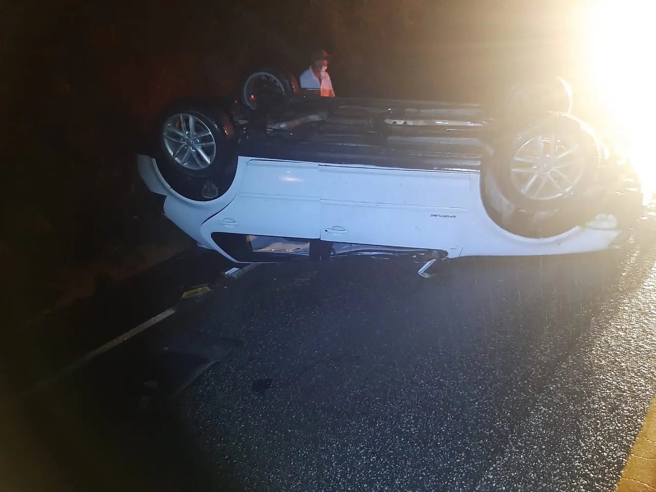 Ve&iacute;culo capota na rodovia Gentil Battisti Archer