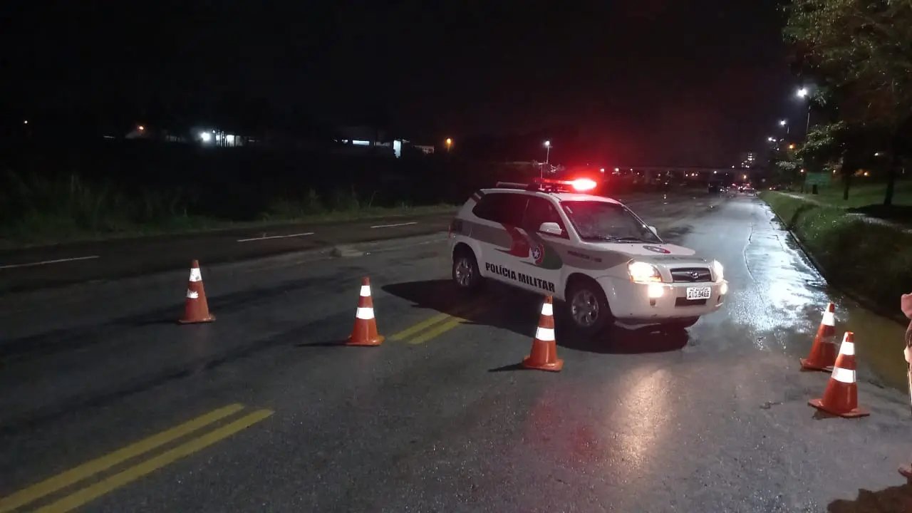 Com queda de cabeceira da ponte, tr&acirc;nsito da Avenida Beira-rio est&aacute; sendo desviado 