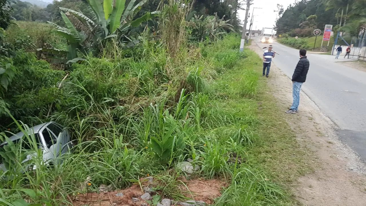 Carro despenca com m&atilde;e e crian&ccedil;a de oito meses
