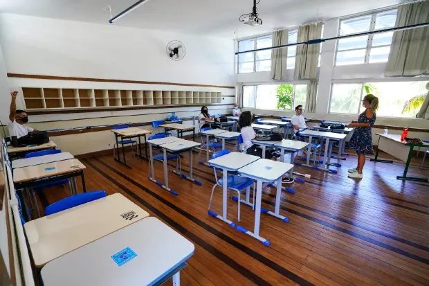 Sem definir prazos, Governo do Estado anuncia plano para vacinar professores