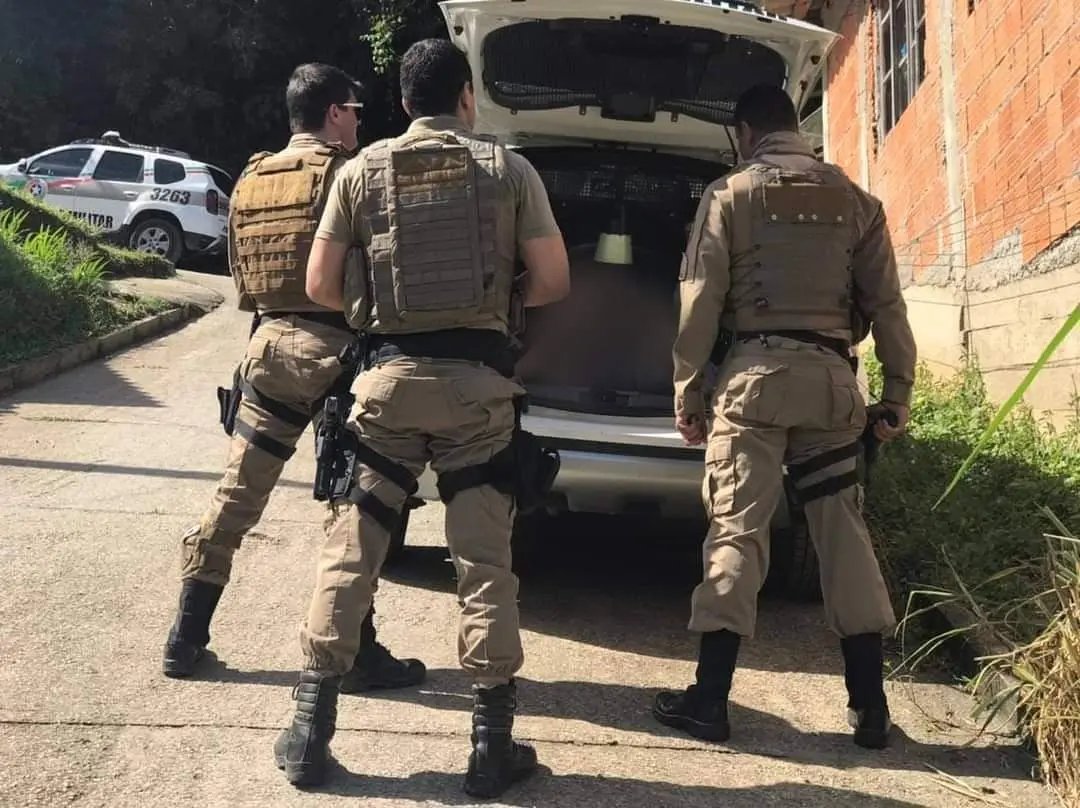 Homem de 19 anos estava com dois mandados de pris&atilde;o expedidos