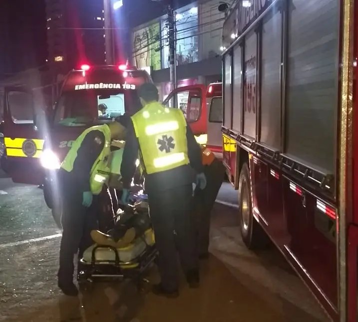 Tr&ecirc;s pessoas s&atilde;o encaminhadas para o hospital em acidente entre moto e bicicleta