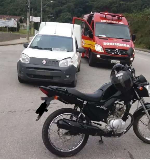 Acidente envolve carro e moto na Rua do Cedro