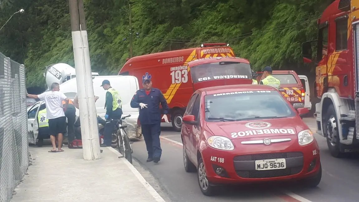 Colis&atilde;o entre carros deixa um ferido na Rua Florian&oacute;polis