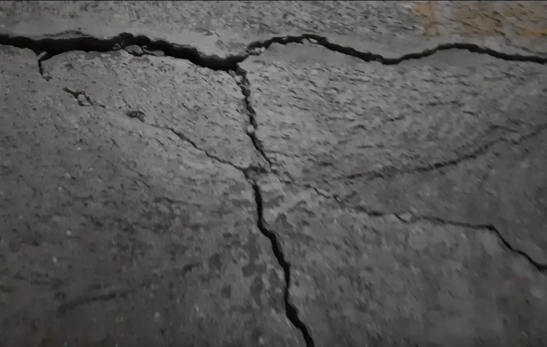 (V&Iacute;DEO) Rachaduras em pr&eacute;dios do condom&iacute;nio preocupam moradores