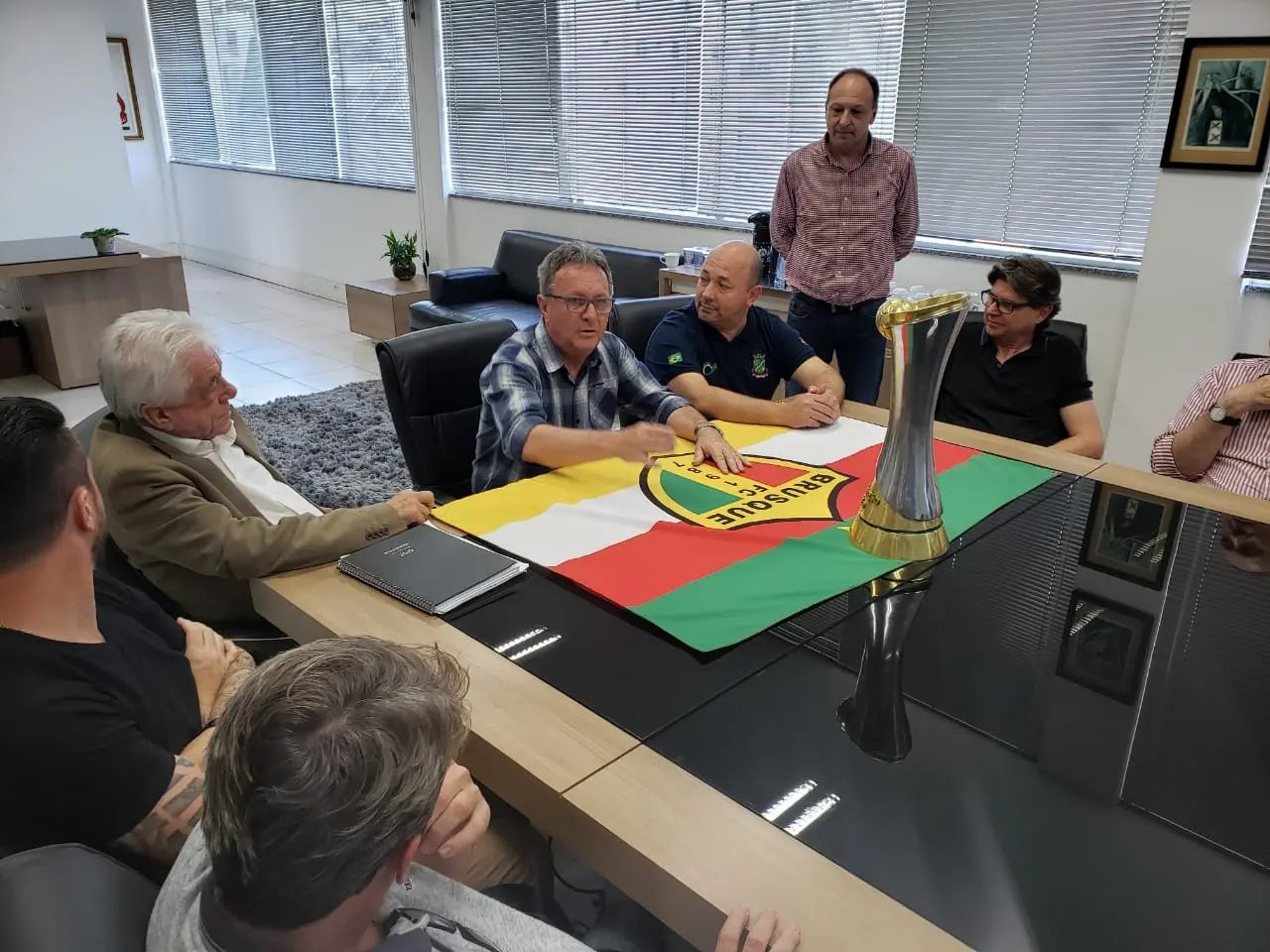 Diretoria do Brusque FC visita gabinete do prefeito
