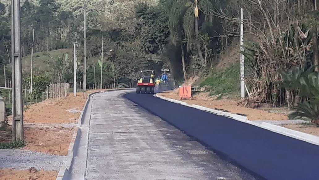 Pavimenta&ccedil;&atilde;o da rua Alberto Muller chega a segunda etapa ​