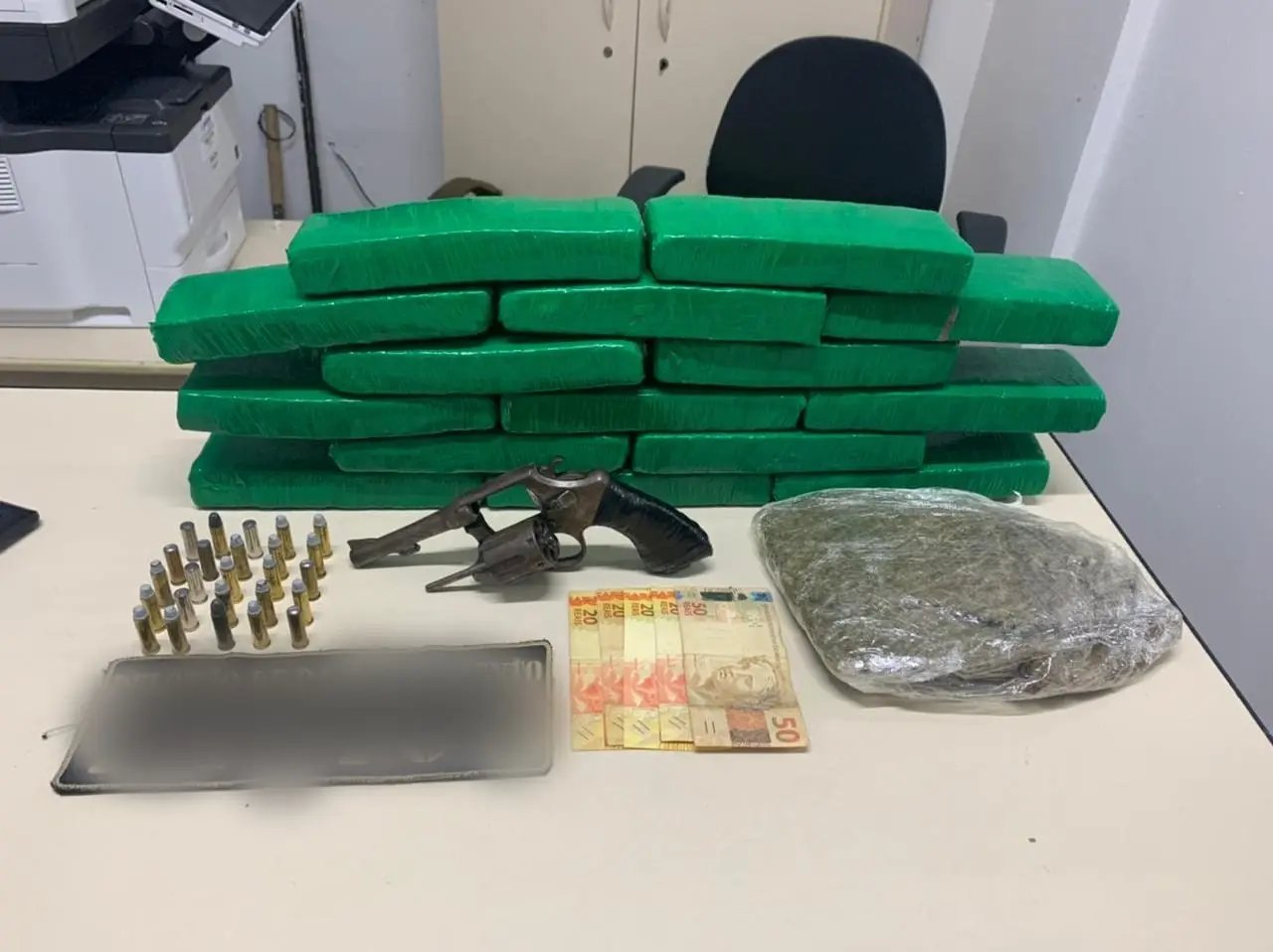 Dois homens s&atilde;o presos pela Policia Militar em Brusque, com drogas, armas e muni&ccedil;&otilde;es 