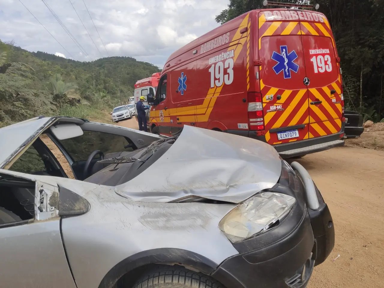 Carro capota v&aacute;rias vezes na regi&atilde;o do Moura 