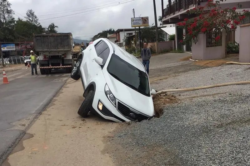 Motorista toma grande susto ao cair em buraco