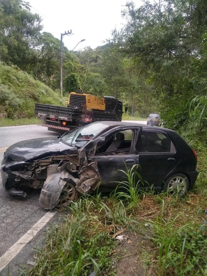 Carro e caminh&atilde;o reboque colidem entre Brusque e Nova Trento