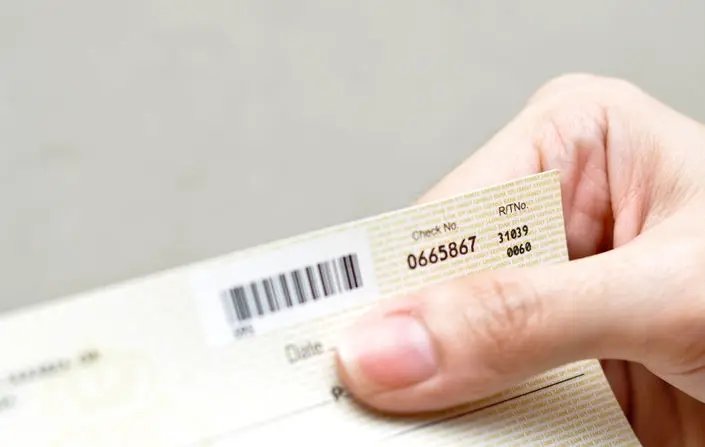 Casal repassa quase R$ 2 mil em cheques fraudados em supermercado