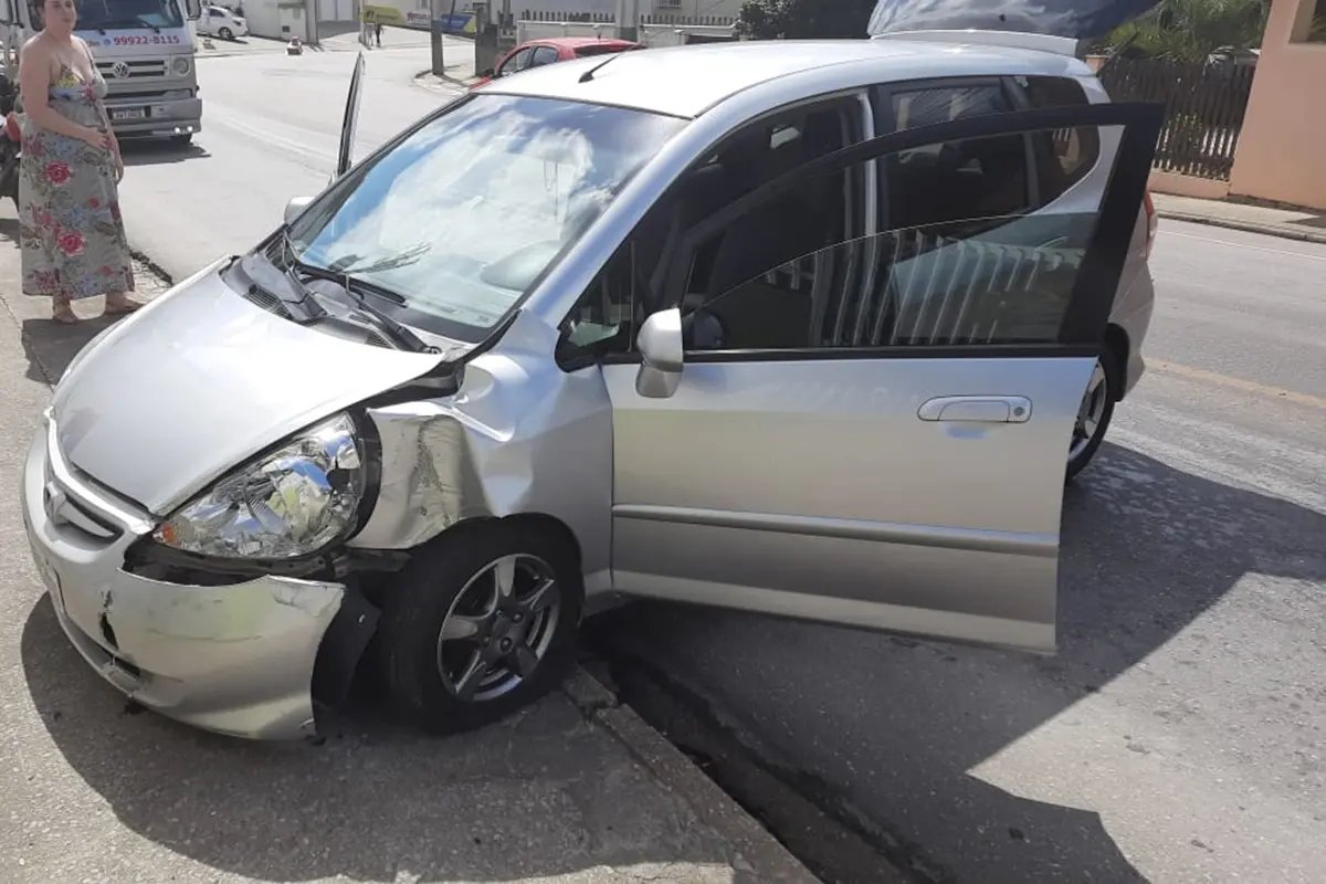 &Oacute;leo na pista derruba quatro motos e faz carro bater contra muro