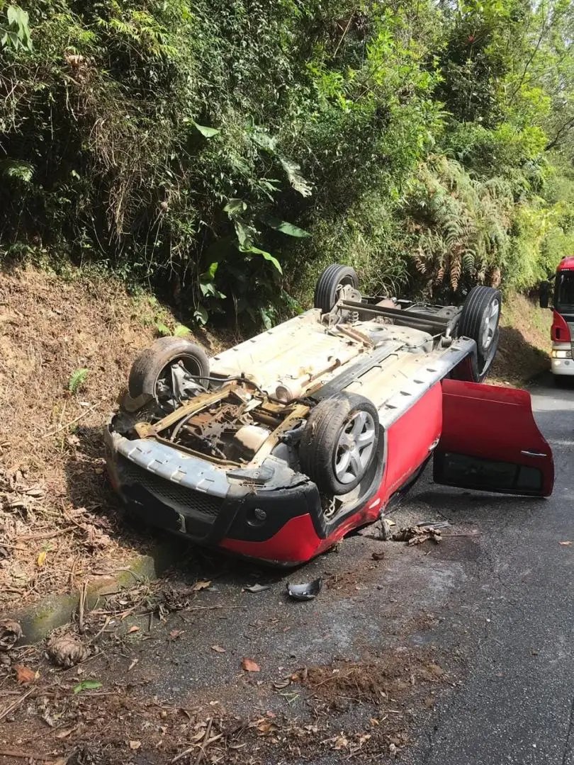 Ve&iacute;culo capota no bairro Cedrinho