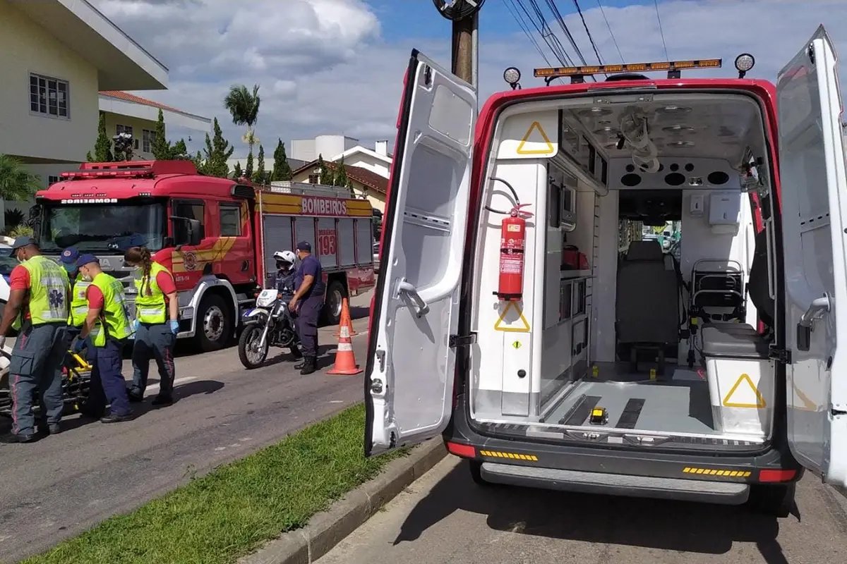 Colis&atilde;o entre carro e moto no Maluche