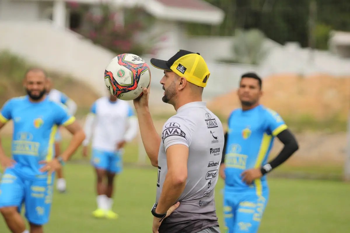 Brusc&atilde;o treina visando o Joinville