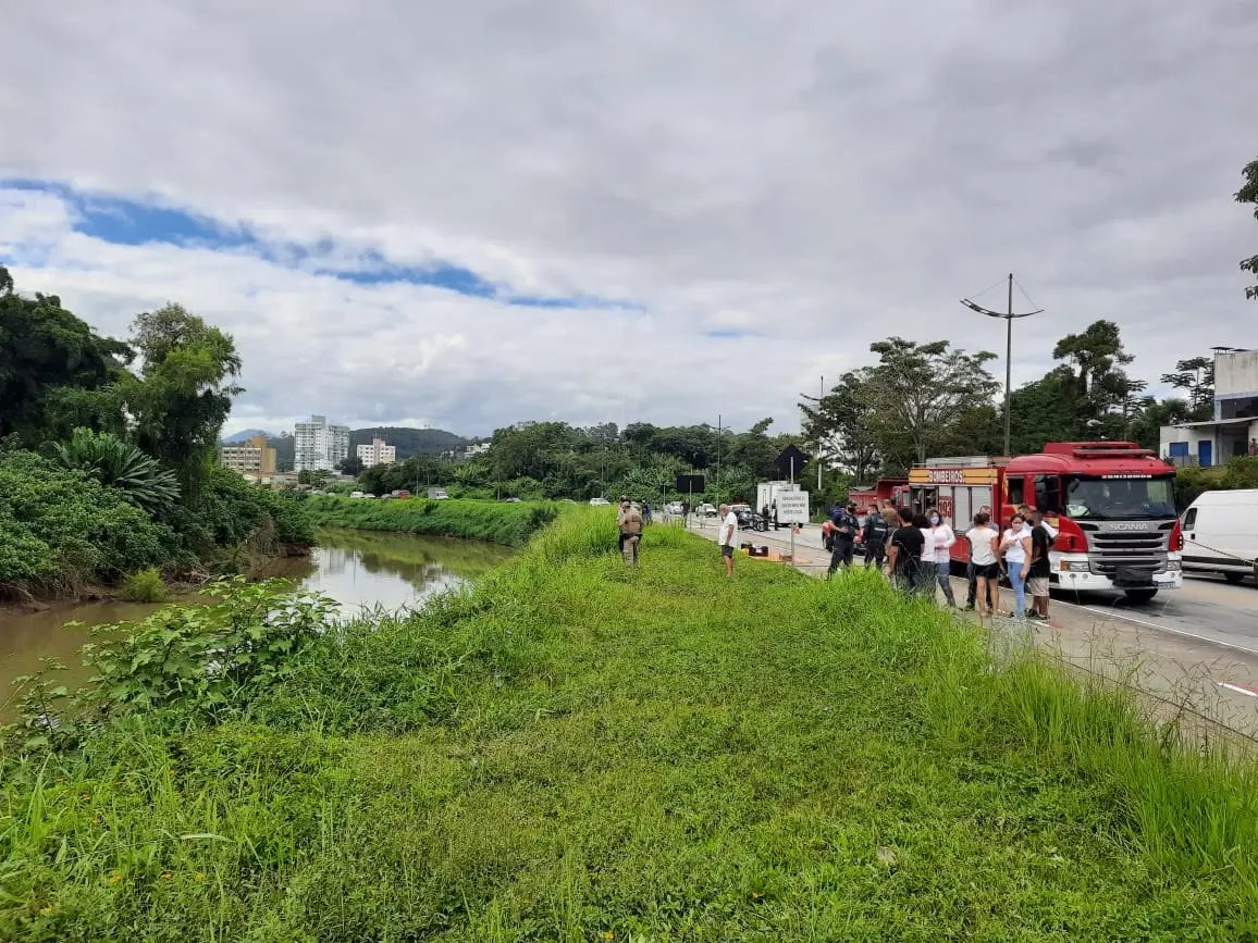 Motorista morre ap&oacute;s carro cair no rio Itaja&iacute;-Mirim