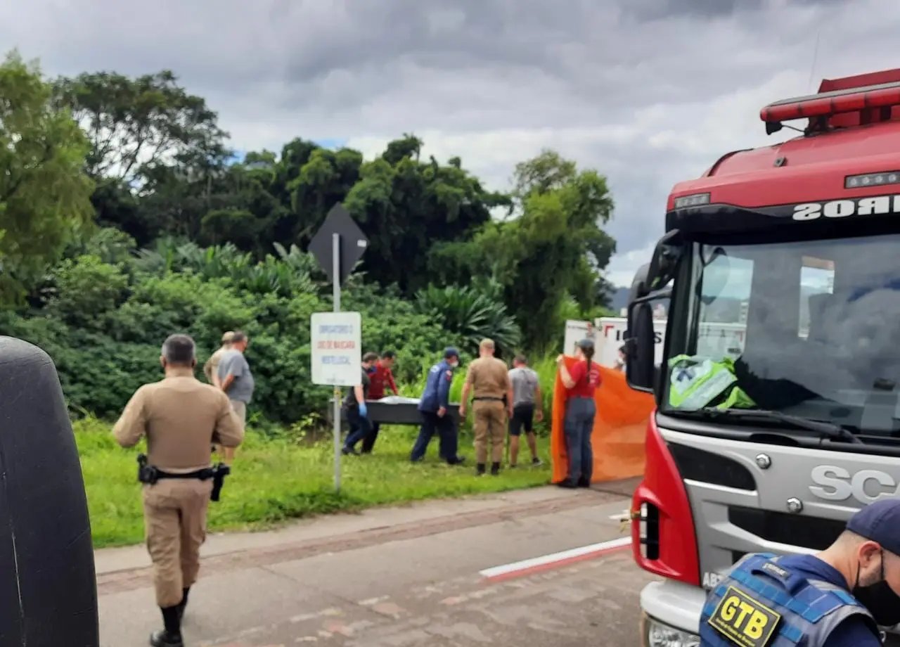 Corpo do motorista que caiu no Rio Itaja&iacute; Mirim &eacute; retirado