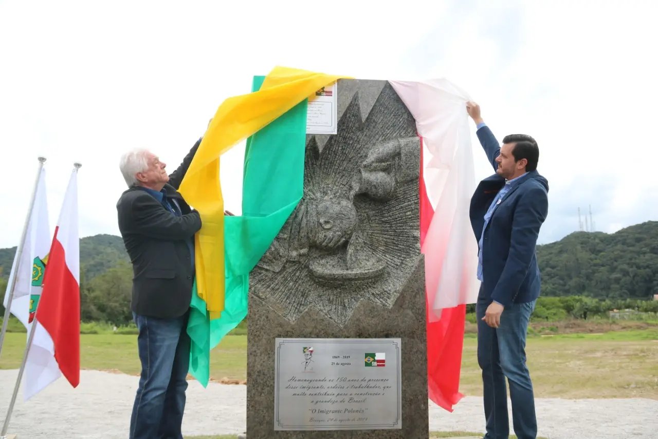 Inaugurada a Pra&ccedil;a Imigrantes da Pol&ocirc;nia