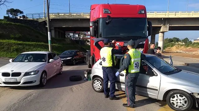 Dois acidentes de tr&acirc;nsito na manh&atilde; deste s&aacute;bado