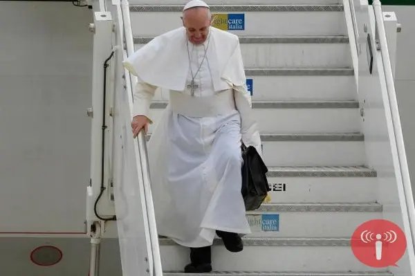 Cansado, mas feliz, papa retorna a Roma