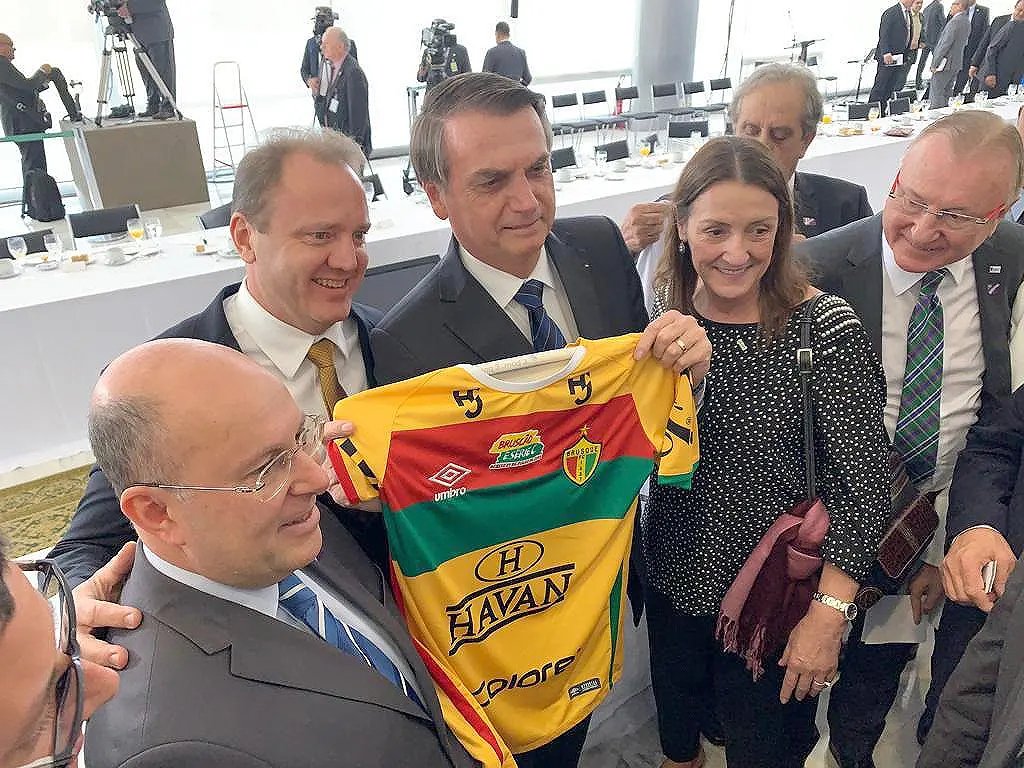 Camisa do Brusc&atilde;o nas m&atilde;os do presidente da Rep&uacute;blica