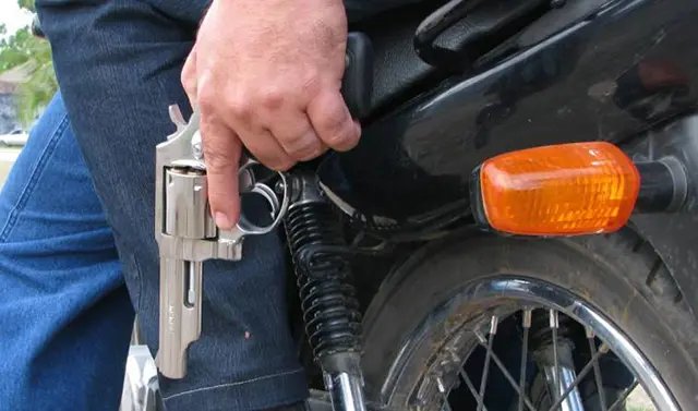 Irmãos são assaltados por dupla em motocicleta