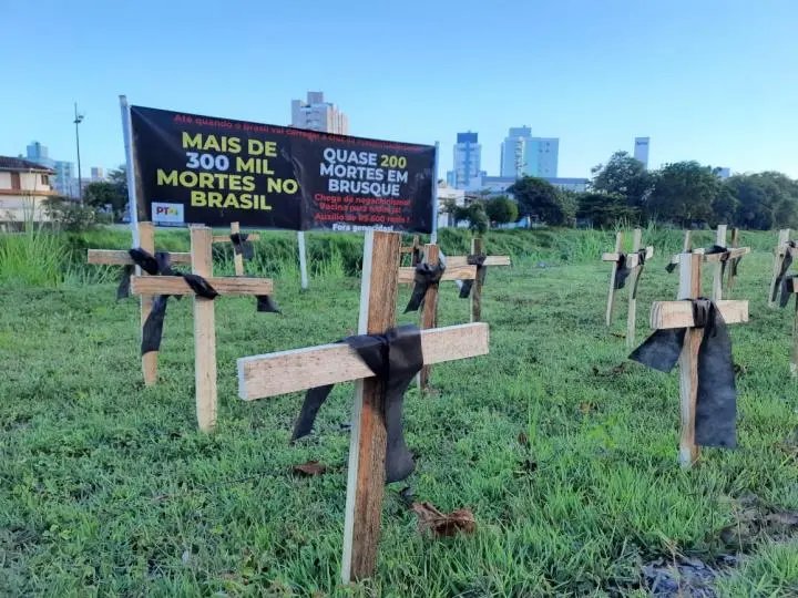 D&eacute;co Batisti critica ato partid&aacute;rio alusivo a &oacute;bitos por Covid-19, em Brusque