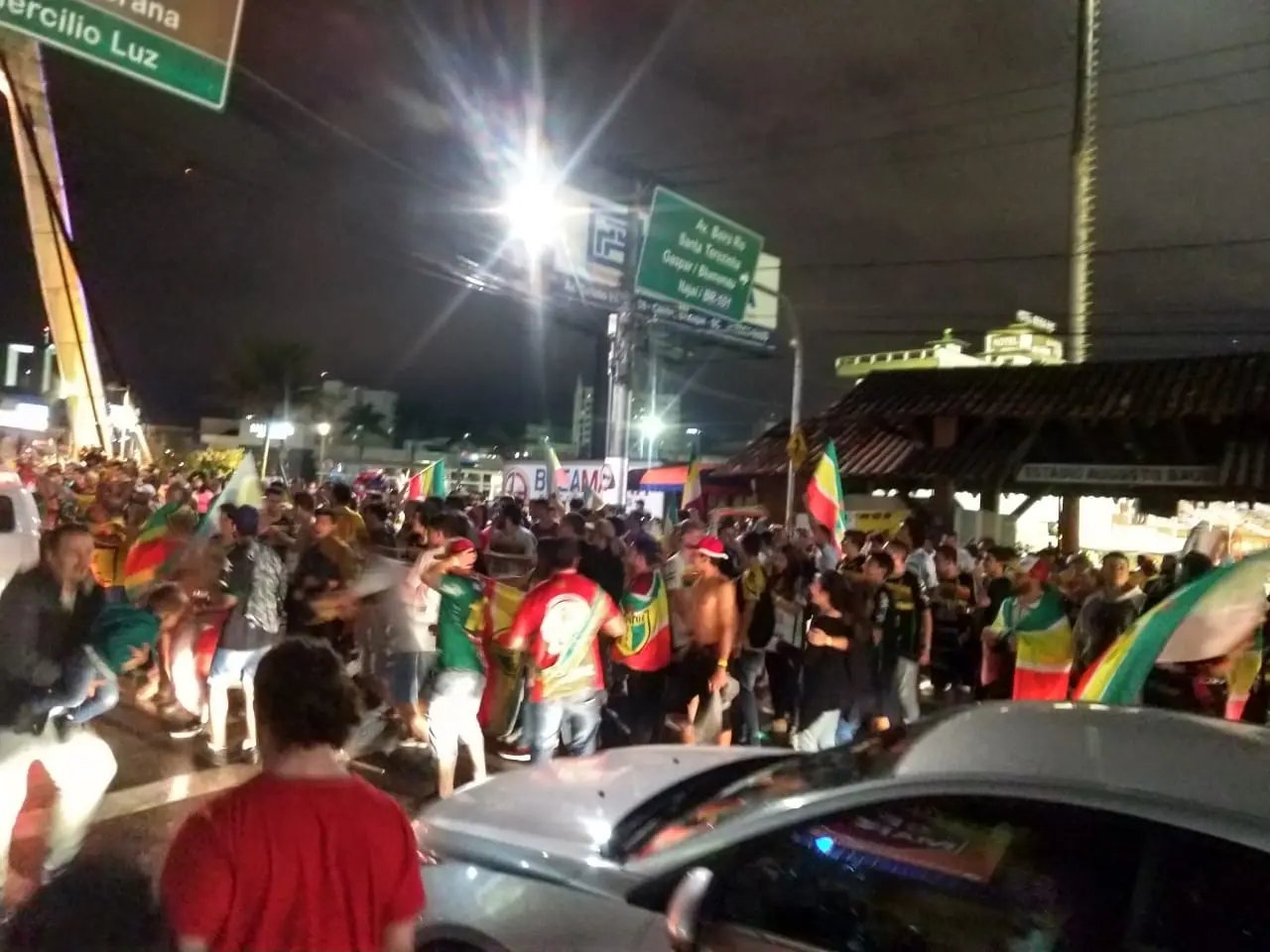 Torcedores tomam as ruas e comemoram t&iacute;tulo nacional
