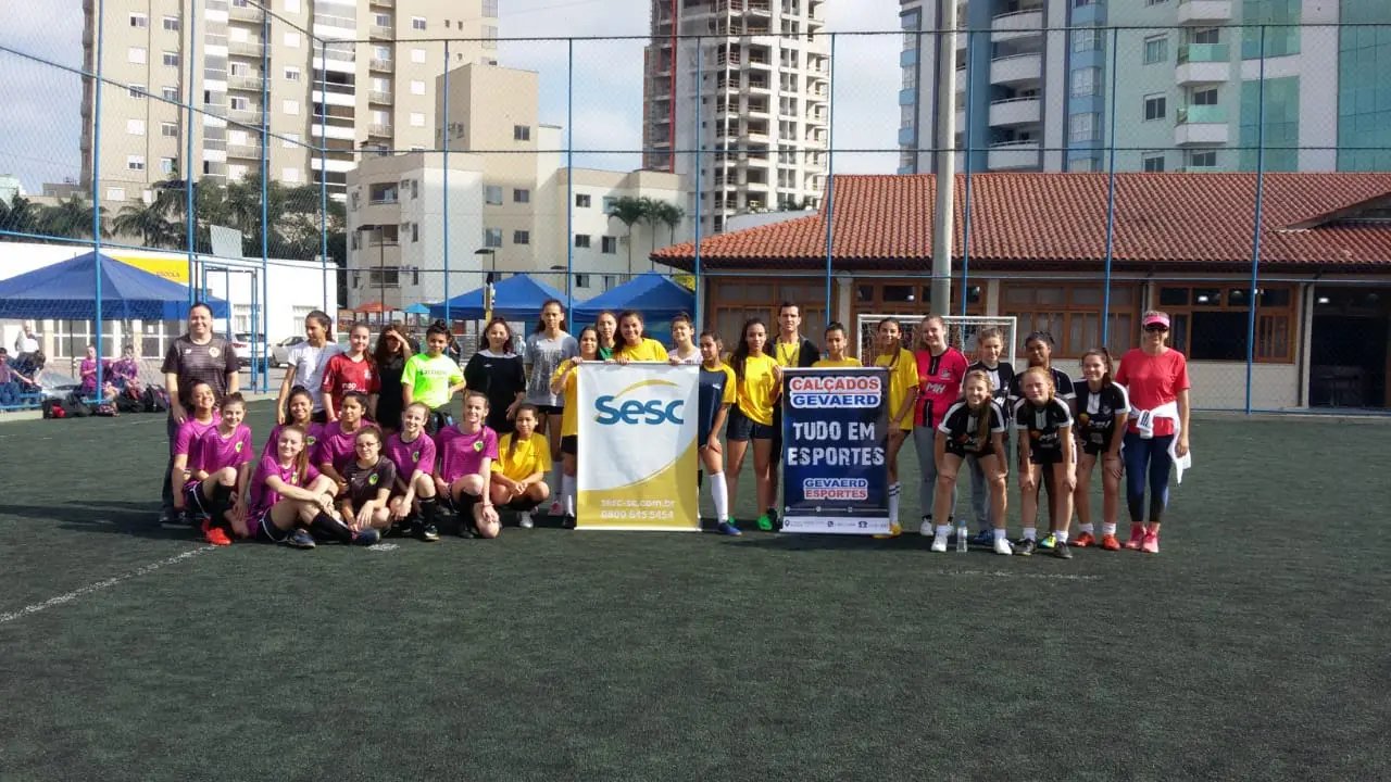 Ta&ccedil;a Gevaerd de Esportes re&uacute;ne equipes de futebol feminino