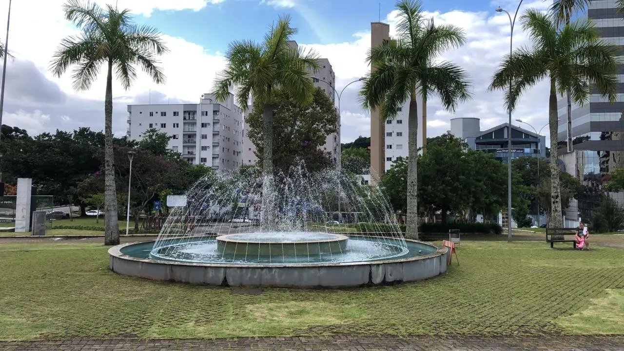 Chafariz da Pra&ccedil;a Sesquicenten&aacute;rio &eacute; religado