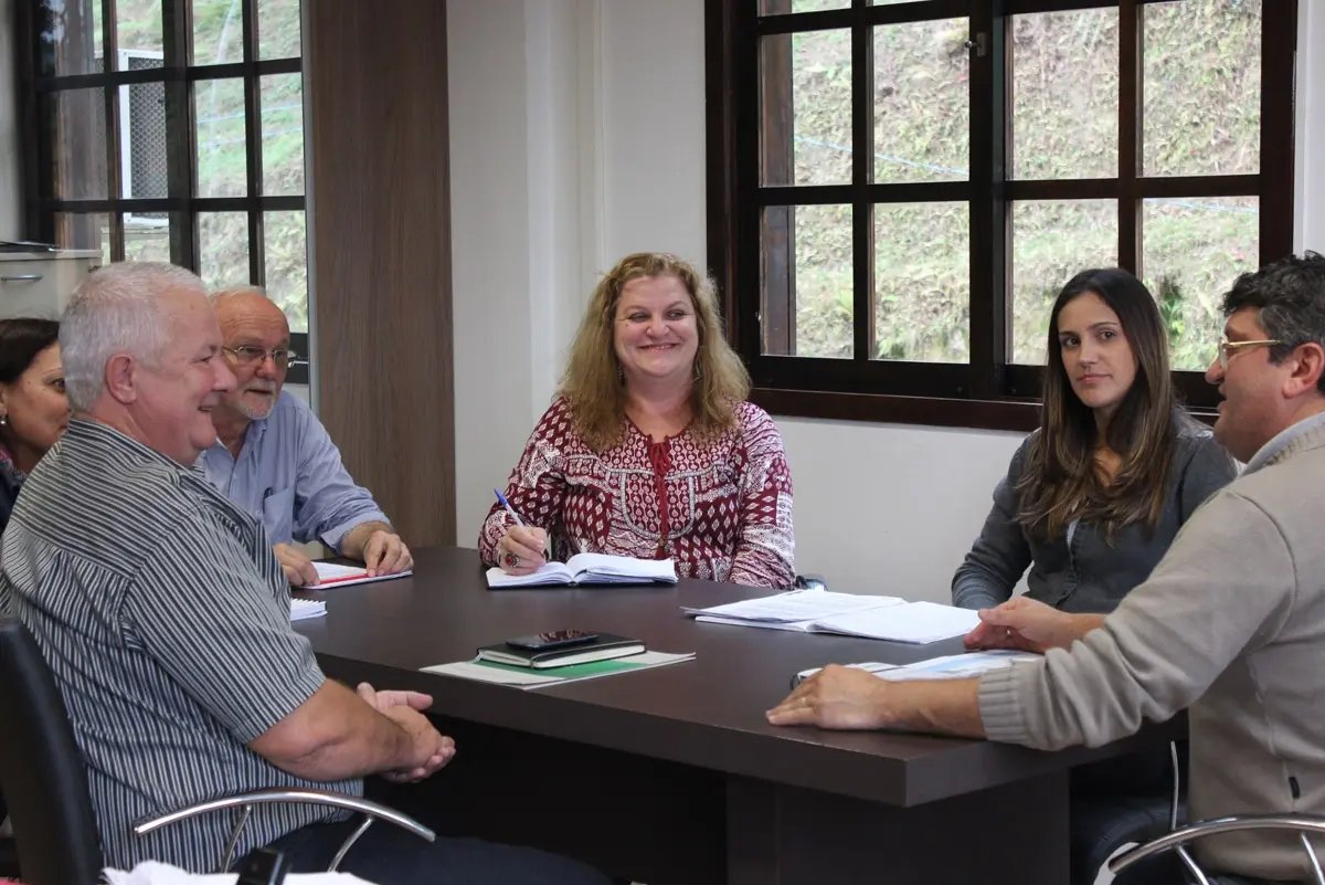 Governo municipal renova convênio de cursos para alunos da rede municipal
